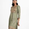 Women's printed straight kameez in georgette fabric. Round neck, three-quarter sleeves. Karchupi at the front.