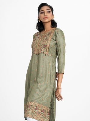 Women's printed straight kameez in georgette fabric. Round neck, three-quarter sleeves. Karchupi at the front.