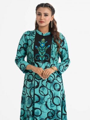 Printed A-line tunic in georgette fabric. Mandarin collar, three-quarter sleeved. Embroidery and line stitching at the front.