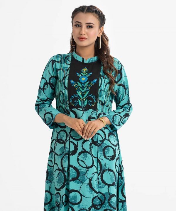 Printed A-line tunic in georgette fabric. Mandarin collar, three-quarter sleeved. Embroidery and line stitching at the front.
