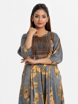 Printed A-line tunic in satin fabric. Round neck, long puff. Karchupi at the front, box pleated at the waistline and attach patch at the hemline.