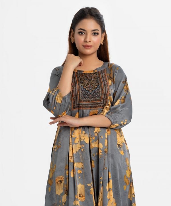 Printed A-line tunic in satin fabric. Round neck, long puff. Karchupi at the front, box pleated at the waistline and attach patch at the hemline.