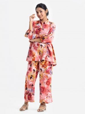 Teen girls A-line top bottom set in printed georgette fabric. Classic collar, balloon sleeve and frill trim at both side waistline of tops. Palazzo pants with inseam pockets as the bottom.