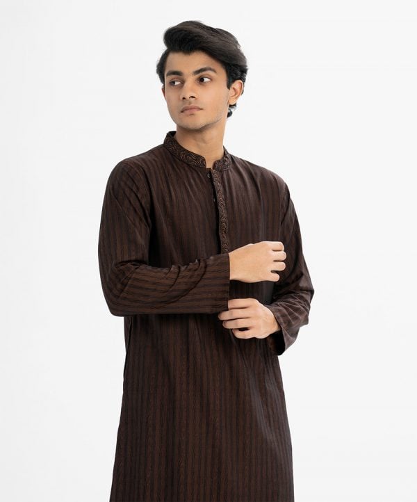 Men's slim-fitted panjabi in cotton fabric.Mandarin collar and inseam pockets. Embroidery at the front.