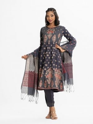 Printed A-line salwar kameez in crepe fabric. Round neck, three-quarter sleeved. Karchupi and embroidery at the front. Culotte pant and half silk dupatta.