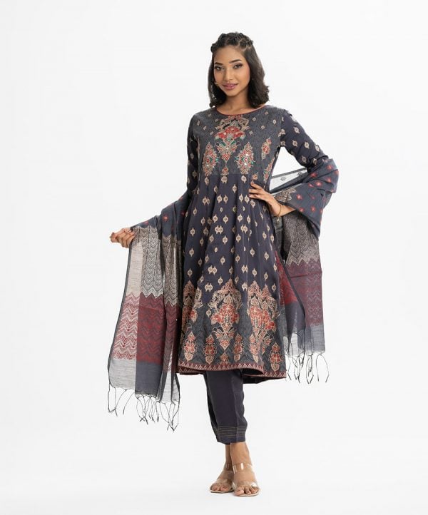 Printed A-line salwar kameez in crepe fabric. Round neck, three-quarter sleeved. Karchupi and embroidery at the front. Culotte pant and half silk dupatta.