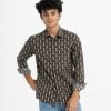 Men's long sleeved casual shirt in printed cotton fabric. Classic collar, button fastening at the front and adjustable metal buttons at cuffs.