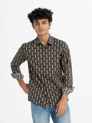 Men's long sleeved casual shirt in printed cotton fabric. Classic collar, button fastening at the front and adjustable metal buttons at cuffs.