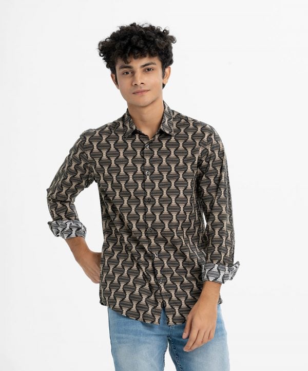 Men's long sleeved casual shirt in printed cotton fabric. Classic collar, button fastening at the front and adjustable metal buttons at cuffs.