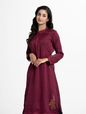 Printed straight kameez in crepe fabric. Mandarin collar with line stitching at the collar, button placket and long-sleeved. karchupi at the front and hemline.