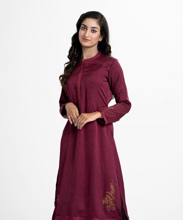 Printed straight kameez in crepe fabric. Mandarin collar with line stitching at the collar, button placket and long-sleeved. karchupi at the front and hemline.