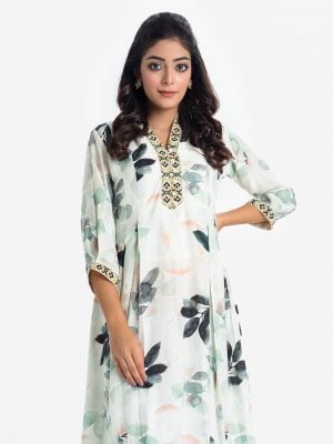 Printed A-line tunic in blended cotton fabric. V-neck, three-quarter sleeved. Embroidery at the front and patch at the hemline sleeves.