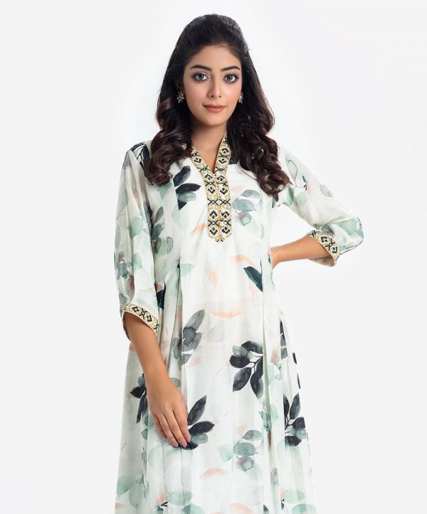 Printed A-line tunic in blended cotton fabric. V-neck, three-quarter sleeved. Embroidery at the front and patch at the hemline sleeves.