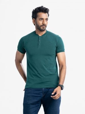 Men's henley T-shirt in cotton single jersey fabric. Rounded scoop neckline with front button fastening and short sleeves.