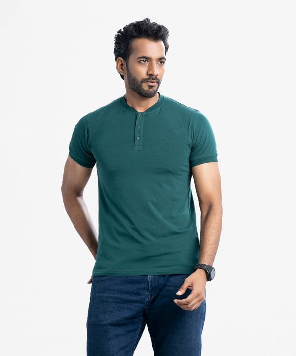 Men's henley T-shirt in cotton single jersey fabric. Rounded scoop neckline with front button fastening and short sleeves.