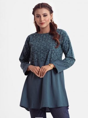 Women's A-line tunic in viscose fabric. Round neck, long-sleeved. Embroidery at front.