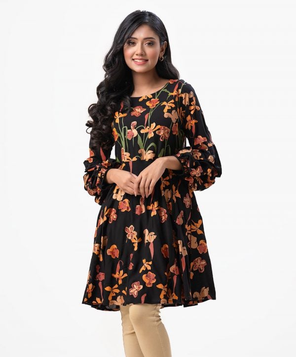 Floral printed A-line tunic in viscose fabric. Boat neck, full bishop sleeves.