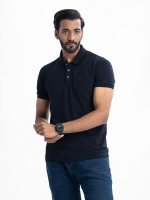 Men's slim fitted short-sleeved polo shirt in cotton pique fabric. Rib collar and button-up front.