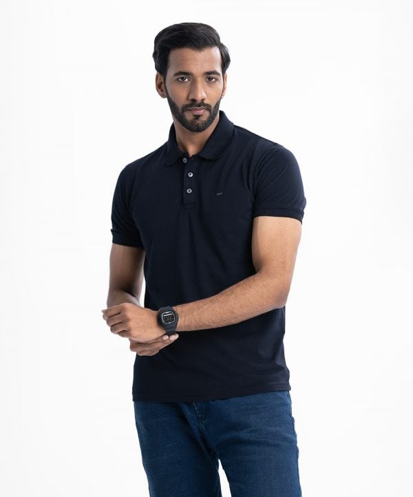 Men's slim fitted short-sleeved polo shirt in cotton pique fabric. Rib collar and button-up front.