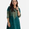 Printed A-line long tunic in crepe fabric. Mandarin collar, three-quarter sleeved. karchupi at the front.