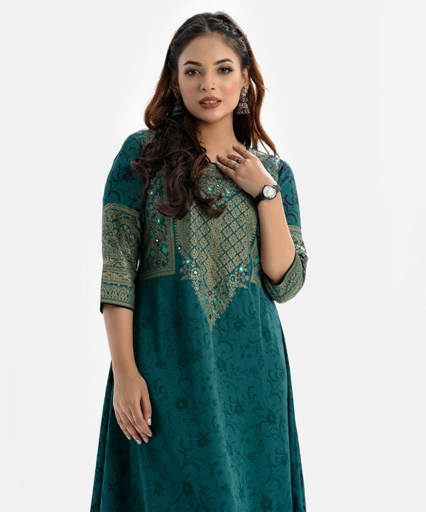 Printed A-line long tunic in crepe fabric. Mandarin collar, three-quarter sleeved. karchupi at the front.