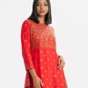 Woman's printed A-line tunic in viscose fabric. Long sleeves, mock neck and elongated hem.