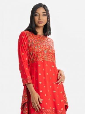 Woman's printed A-line tunic in viscose fabric. Long sleeves, mock neck and elongated hem.