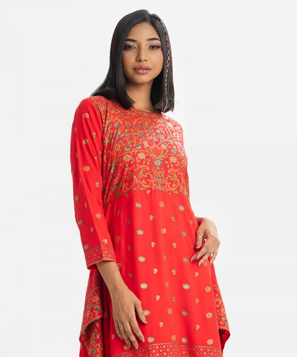 Woman's printed A-line tunic in viscose fabric. Long sleeves, mock neck and elongated hem.