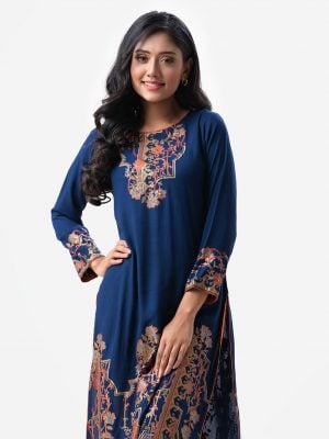 Straight kameez in viscose fabric. Karchupi and ethnic print detail at three quarter sleeves, front and bottom.