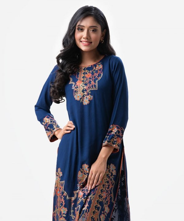 Straight kameez in viscose fabric. Karchupi and ethnic print detail at three quarter sleeves, front and bottom.