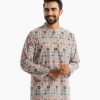 Mens slim-fitted panjabi in cotton fabric. Mandarin collar and inseam pockets.