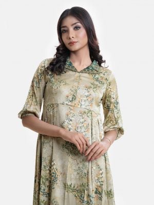Women's frock style long tunic in floral printed georgette fabric. Lapel collar, three-quarter sleeves. Box pleated waistline with two side pockets.
