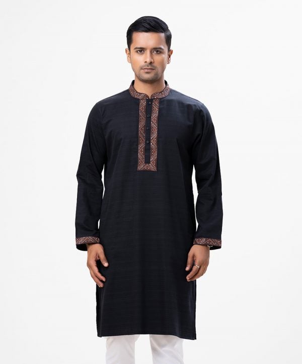 Men's panjabi in jacquard fabric. Embroidery at mandarin collar and placket. Inseam pockets.