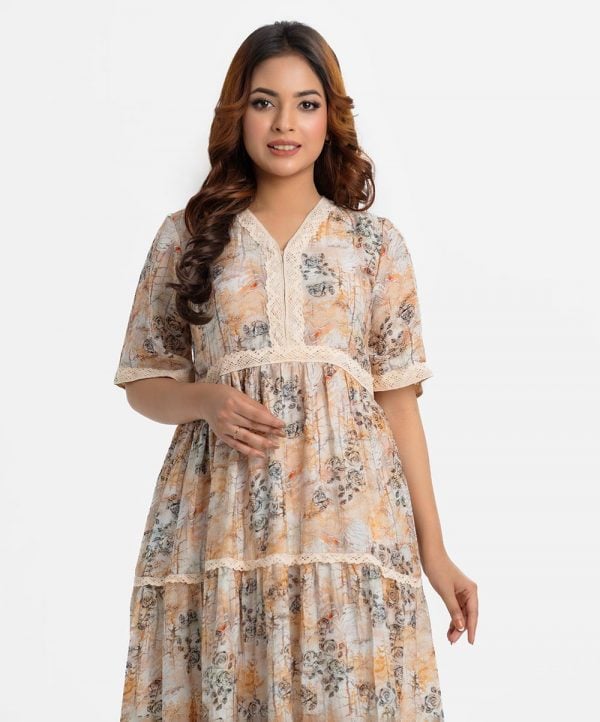 Women's flared style maxi in printed blended cotton fabric. V-neckline, bell sleeves. Lacework at the front and sleeves.
