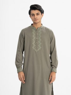 Men's slim-fitted panjabi in cotton fabric.Mandarin collar and inseam pockets. Embroidery at the front.