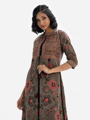 Floral Printed three-quarter sleeved tunic with shrug in crepe fabric. Round neck. A button fastening at the front with karchupi and crepe inner inside.