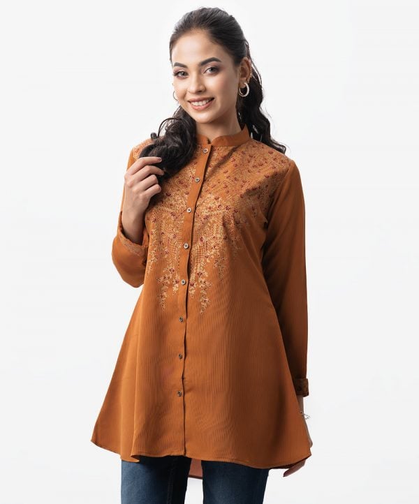 A-line women's shirt in printed georgette fabric. Full sleeved, band neck with metal button opening.