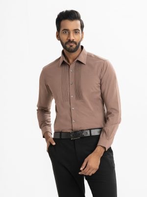 Men's long-sleeved casual shirt in printed cotton blended fabric. Classic collar, button fastening at the front and adjustable metal buttons at the cuffs.