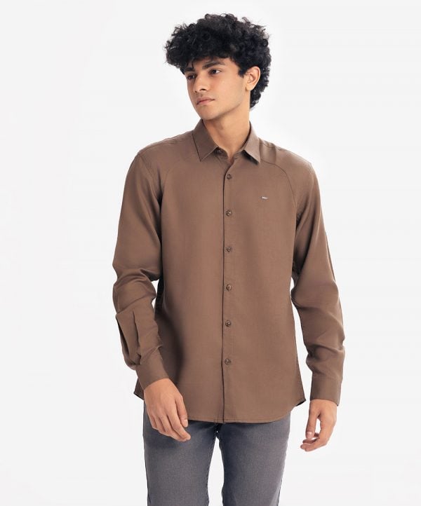 Men's long-sleeve casual shirt in twill viscose fabric. Classic collar and short sleeves. Button fastening at the front.