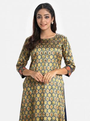 Women's printed straight kameez in faille fabric. Round neck, three-quarter sleeves. Karchupi at the front and sleeves hemline.