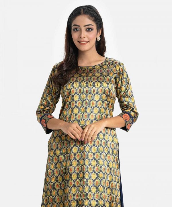 Women's printed straight kameez in faille fabric. Round neck, three-quarter sleeves. Karchupi at the front and sleeves hemline.