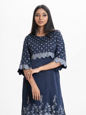 Women's straight kameez in crepe fabric. Round neck , scallops at front and three-quarter sleeves hemline. Karchupi and print at the front.
