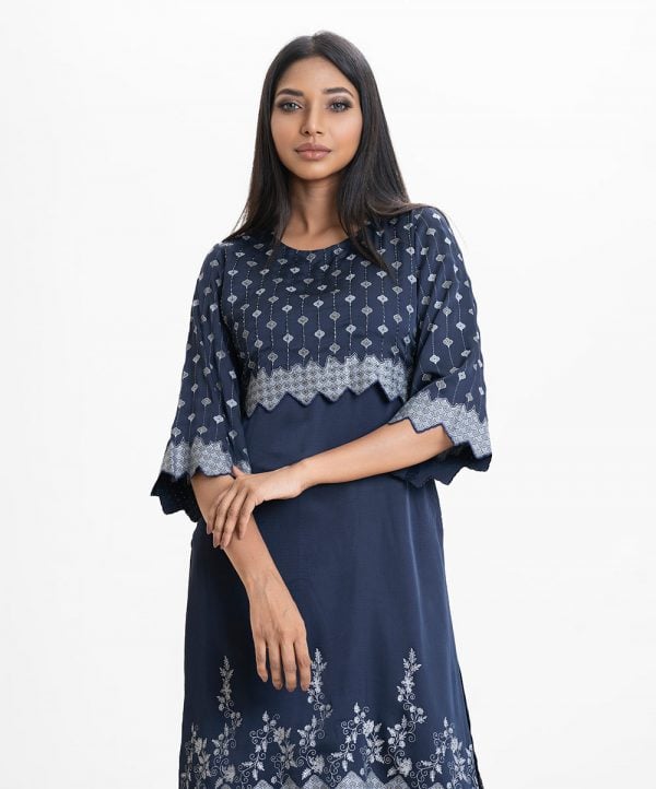 Women's straight kameez in crepe fabric. Round neck , scallops at front and three-quarter sleeves hemline. Karchupi and print at the front.