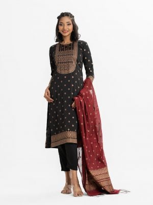 Printed straight salwar kameez in joom fabric. Round neck, three-quarter sleeved. Karchupi at the front. Culotte pant and chiffon dupatta.