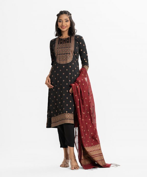 Printed straight salwar kameez in joom fabric. Round neck, three-quarter sleeved. Karchupi at the front. Culotte pant and chiffon dupatta.
