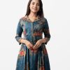 Printed A-line tunic in georgette fabric. Lapel collar, three-quarter sleeve. Box pleated at two side.