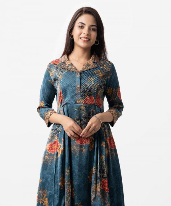 Printed A-line tunic in georgette fabric. Lapel collar, three-quarter sleeve. Box pleated at two side.