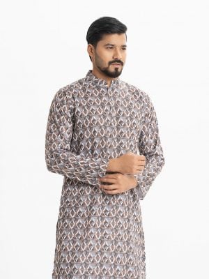Men's prined slim fitted panjabi in cotton fabric. Mandarin collar, inseam pockets and button fastening at the front.