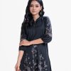 Floral printed straight tunic in crepe fabric. Mandarin collar with placket and three quarter sleeves.