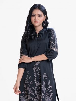 Floral printed straight tunic in crepe fabric. Mandarin collar with placket and three quarter sleeves.